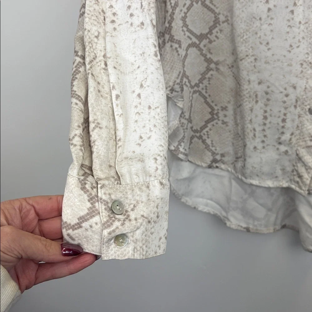 Bella Dahl Beige Snake Print Soft Button Down Shirt Size small - Picture 5 of 9